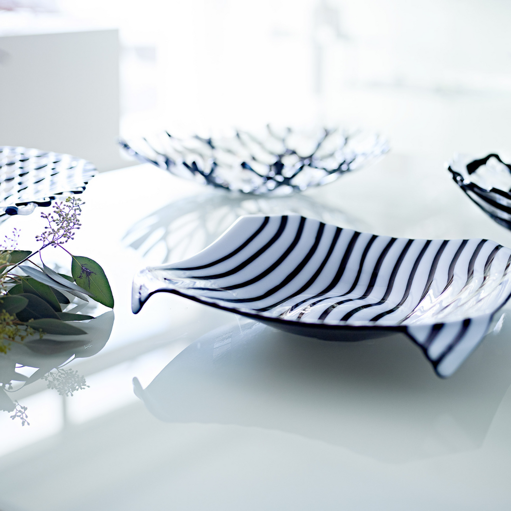 Monochrome Drop Leaf Dish